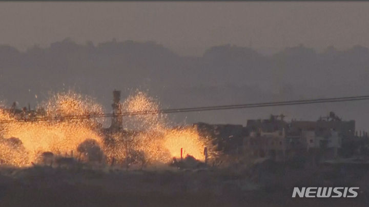 [가자지구=AP/뉴시스] 14일 해 질 녘(현지시각) 이스라엘 남부에서 바라본 가자지구에서 폭발이 일어나 불꽃이 퍼지고 있다. 2023.11.15.