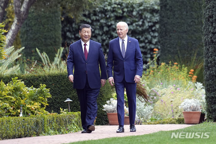 [우드사이드=AP/뉴시스] 조 바이든 미국 대통령과 시진핑 중국 국가주석이 15일(현지시각) 캘리포니아주 샌프란시스코 인근 우드사이드의 파이롤리 에스테이트에 있는 정원에서 산책하며 대화하고 있다. 2023.11.16.