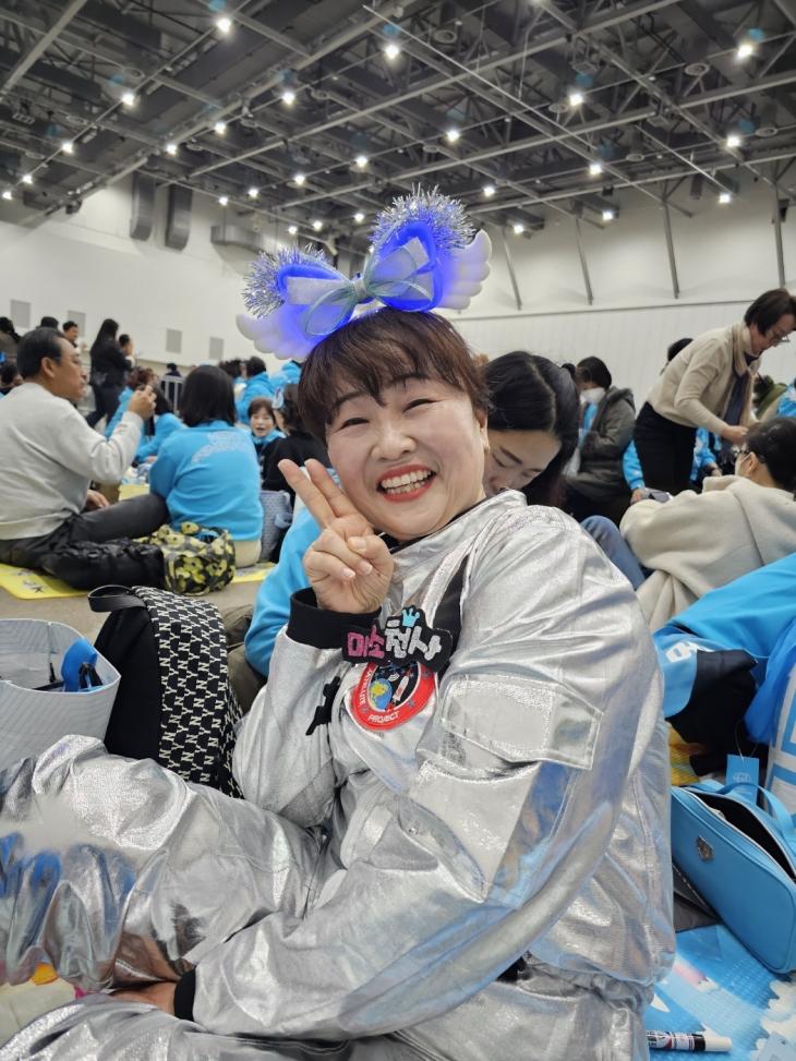 대구 콘서트 '우주탐험 일기' 임영웅, "영웅아~영웅이 어디 있니? 내 동생 어? 영웅이 잘 생겼네! 영웅이 축구 잘 하게 생겼네"