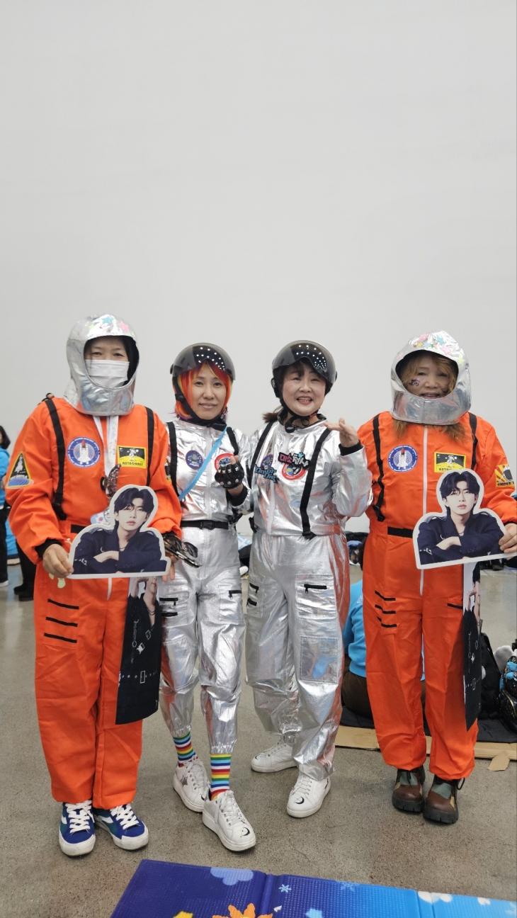 대구 콘서트 '우주탐험 일기' 임영웅, "영웅아~영웅이 어디 있니? 내 동생 어? 영웅이 잘 생겼네! 영웅이 축구 잘 하게 생겼네"