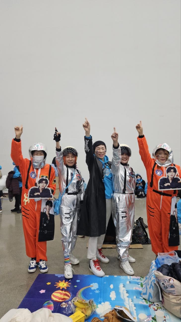 대구 콘서트 '우주탐험 일기' 임영웅, "영웅아~영웅이 어디 있니? 내 동생 어? 영웅이 잘 생겼네! 영웅이 축구 잘 하게 생겼네"