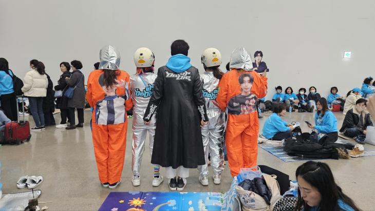 대구 콘서트 '우주탐험 일기' 임영웅, "영웅아~영웅이 어디 있니? 내 동생 어? 영웅이 잘 생겼네! 영웅이 축구 잘 하게 생겼네"