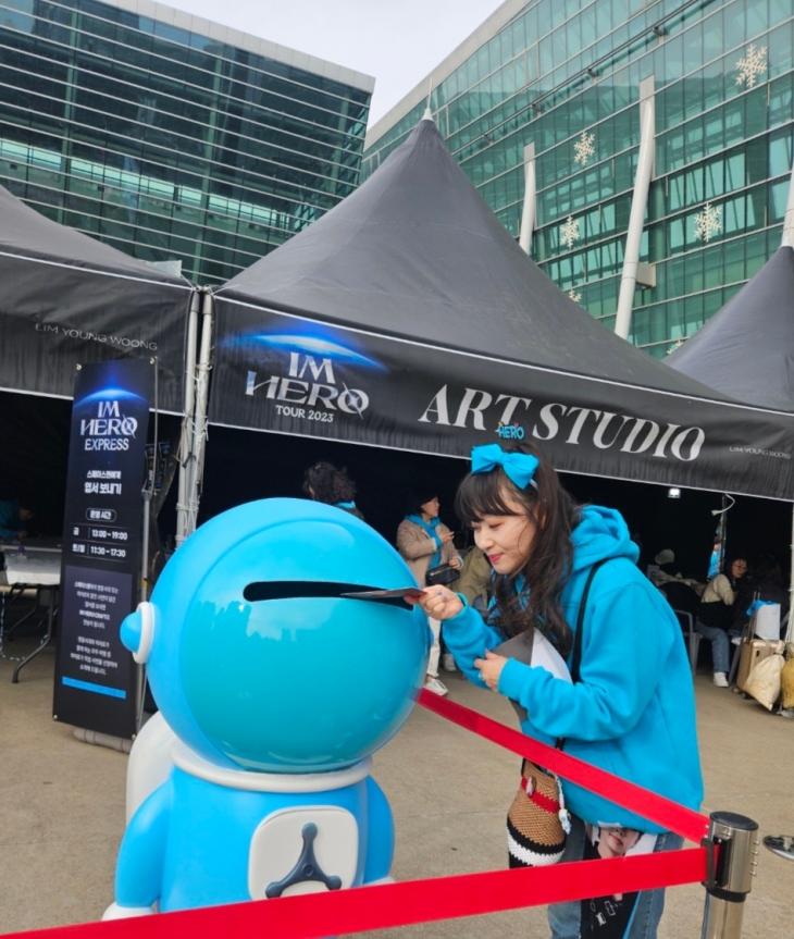 부산 콘서트 '우주탐험 일기' 임영웅, 우주로 수학여행 가는 영웅시대 소녀들 패스포트 챙겨주는 임대장