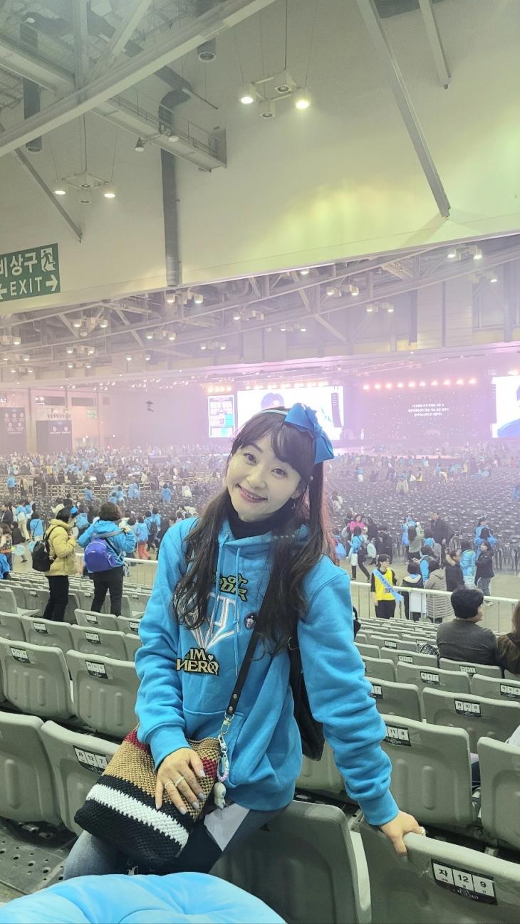 부산 콘서트 '우주탐험 일기' 임영웅, 우주로 수학여행 가는 영웅시대 소녀들 패스포트 챙겨주는 임대장