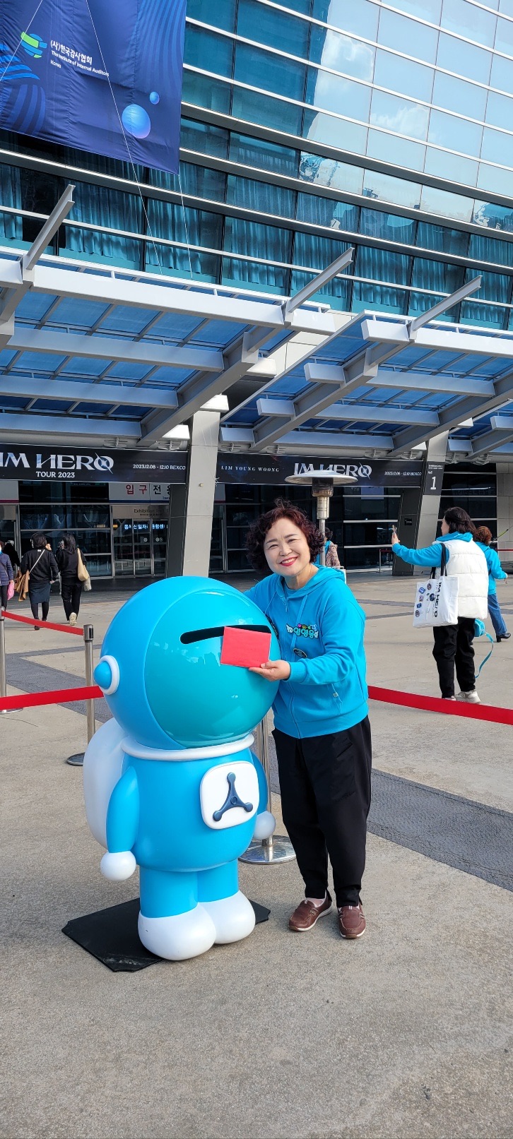 부산 콘서트 '우주탐험 일기' 임영웅, 고왔던 봄 처녀를 다시금 소녀로 만들어준 팝스타의 내한공연 같은 특급 선물