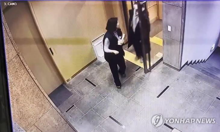 국민의힘 배현진 의원(서울 송파을)이 25일 오후 서울 강남구 신사동의 한 건물에서 괴한에게 습격 당하는 장면이 담긴 CCTV 화면을 배 의원실이 공개했다. 2024.1.25 [배현진 의원측 제공]