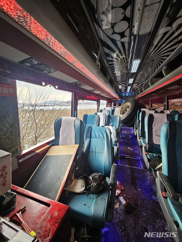 사고 직후 관광버스의 모습. 화물차에서 빠져나온 바퀴가 버스 중간에 놓여 있다.(사진=경기도소방재난본부 제공)2024.02.25