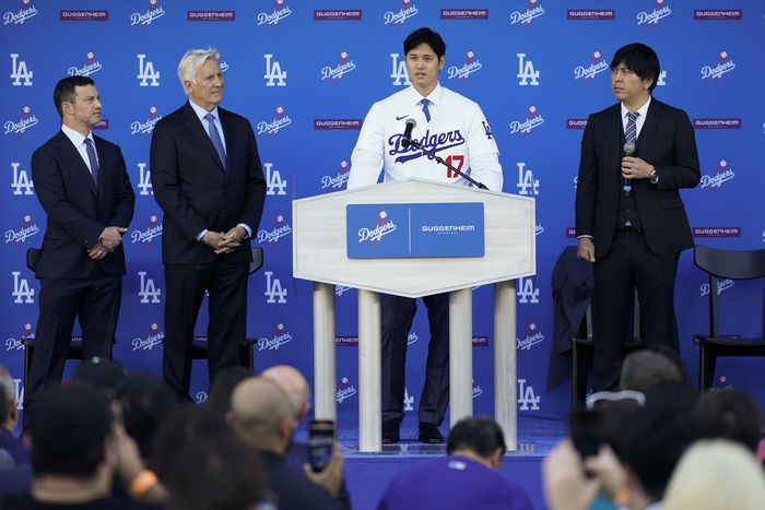 오타니 쇼헤이(왼쪽에서 세번째)와 통역 미즈하라 이페이(오른쪽). LA | AP연합뉴스