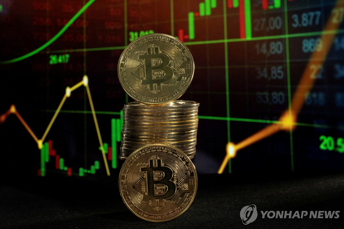 10만 달러 진입 실패한 비트코인, 9만 달러선도 위협…가상화폐 시장 약세 전환 - 김윤교 기자 - 톱스타뉴스 - 경제