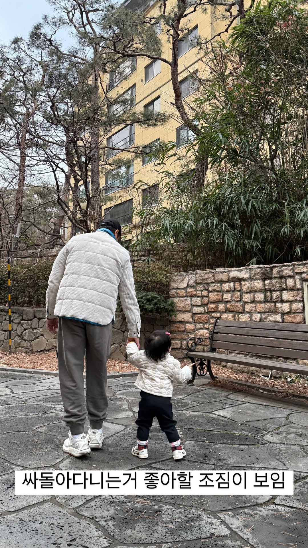 '<b>이병헌</b>' <b>이민정</b>, <b>아들</b> 이어 딸 뒷모습 <b>공개</b> "싸돌아다니는 거 좋아할...