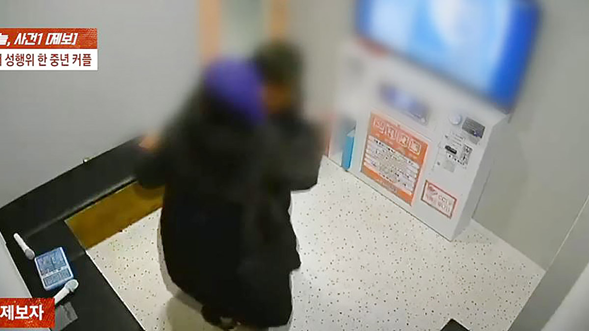 코인노래방서 충격 행위…업주 CCTV 확인 후 분노 - 윤도현 기자 - 톱스타뉴스 - 사회/핫토픽