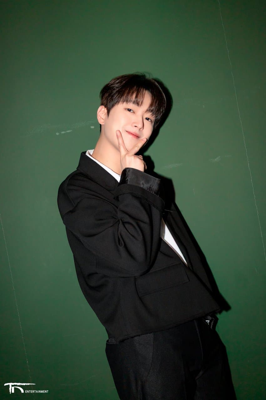 신이 몰빵한 가장 잘생긴 남자` 이찬원, `콘서트 찬가: 디어 마이 찬스` 무대인사 비하인드 포토 공개 - 김지정 기자 - 톱스타뉴스  - 엔터/가요