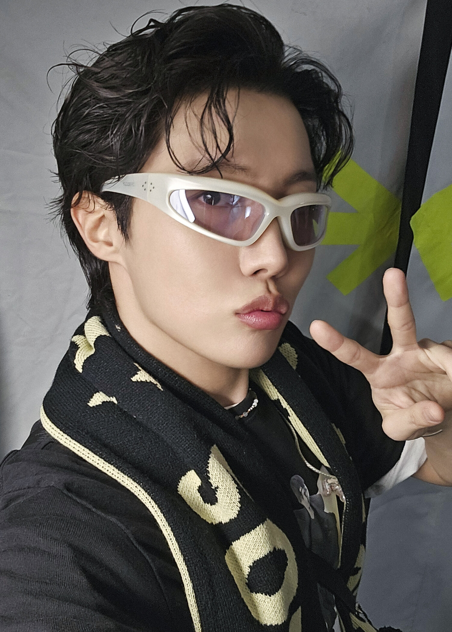방탄소년단 <b>제이홉</b>, 월드투어 뉴욕 공연 '솔드 아웃' 기념패 받아...도시...