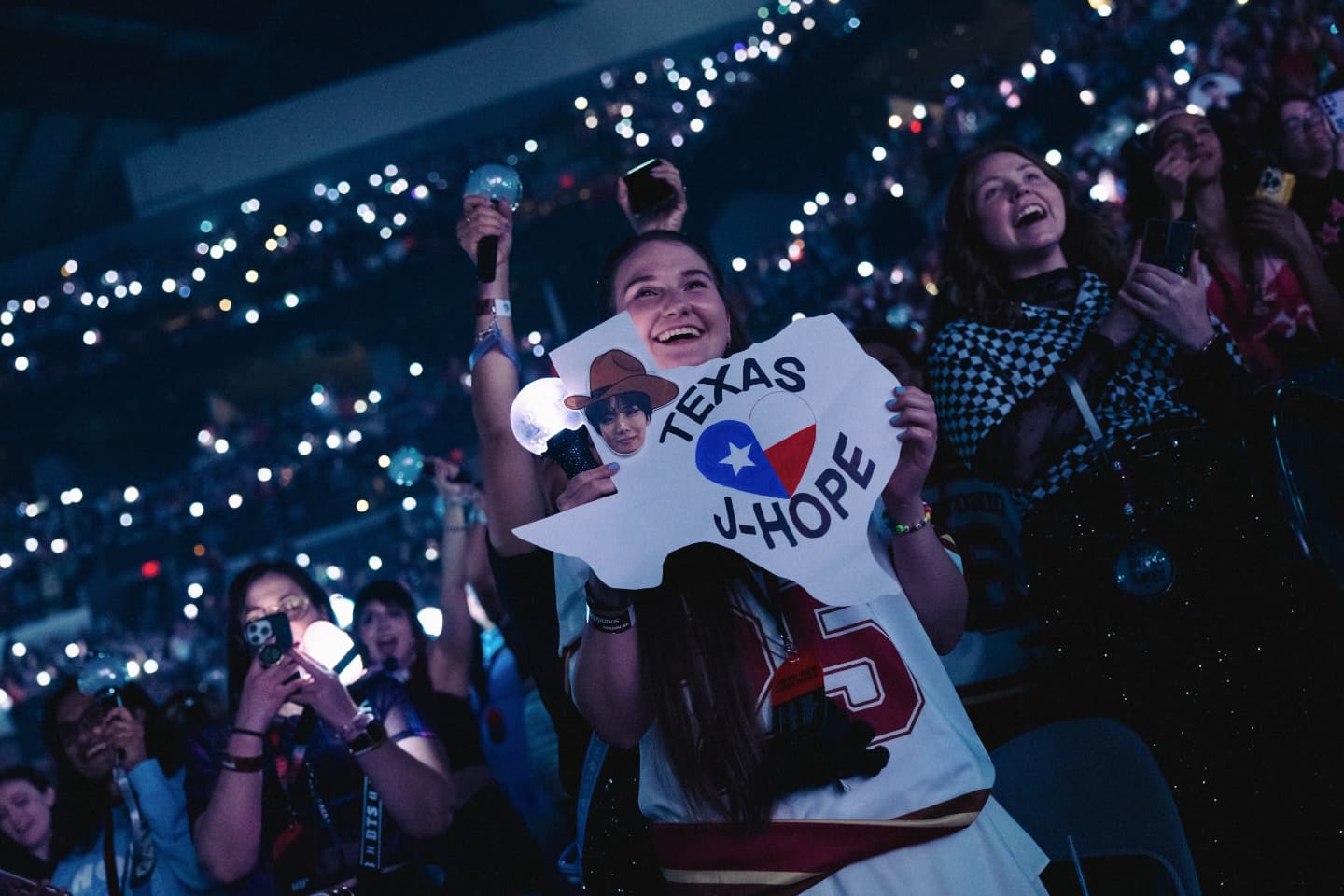 방탄소년단 제이홉, 월드투어 美샌안토니오 공연 매진 성료...팬들, 대형 벽화·한국 문화 행사로 환영 / 제이홉 인스타그램