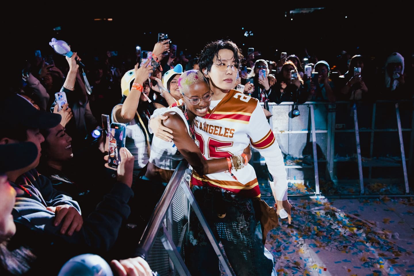 방탄소년단 제이홉 ‘아시아 솔로가수 최초’ 美 스타디움 공연, '나이·성별·국경 넘어' 모인 4만6천 관객 대축제 / 월드투어_LA_이퀄사인관객소통