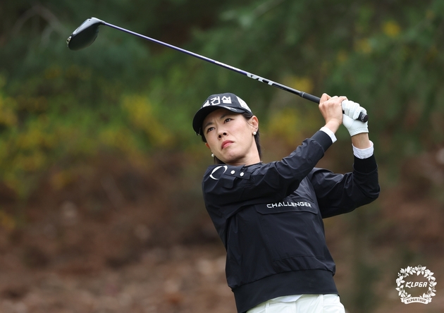 '<b>KLPGA</b>' <b>박주영</b>·방신실, <b>iM금융오픈</b> 3라운드 공동 선두…마지막 홀 미세...
