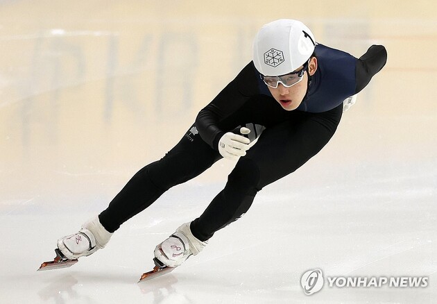 '<b>쇼트트랙</b>' 임종언 종합 1위…<b>황대헌</b> 1년 만 대표 <b>복귀</b>