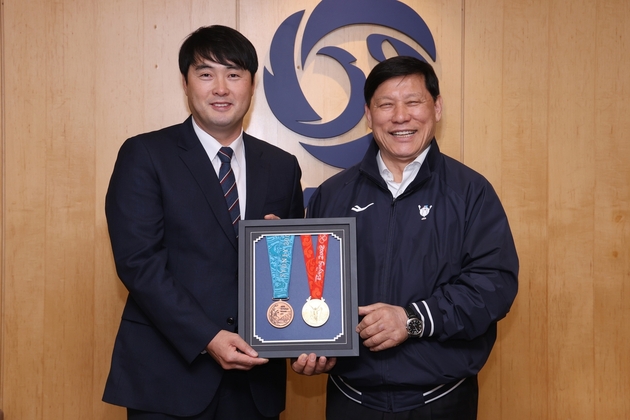 '삼성' <b>정대현</b>, 베이징올림픽 <b>금메달</b>·시드니 올림픽 동메달 <b>기증</b>