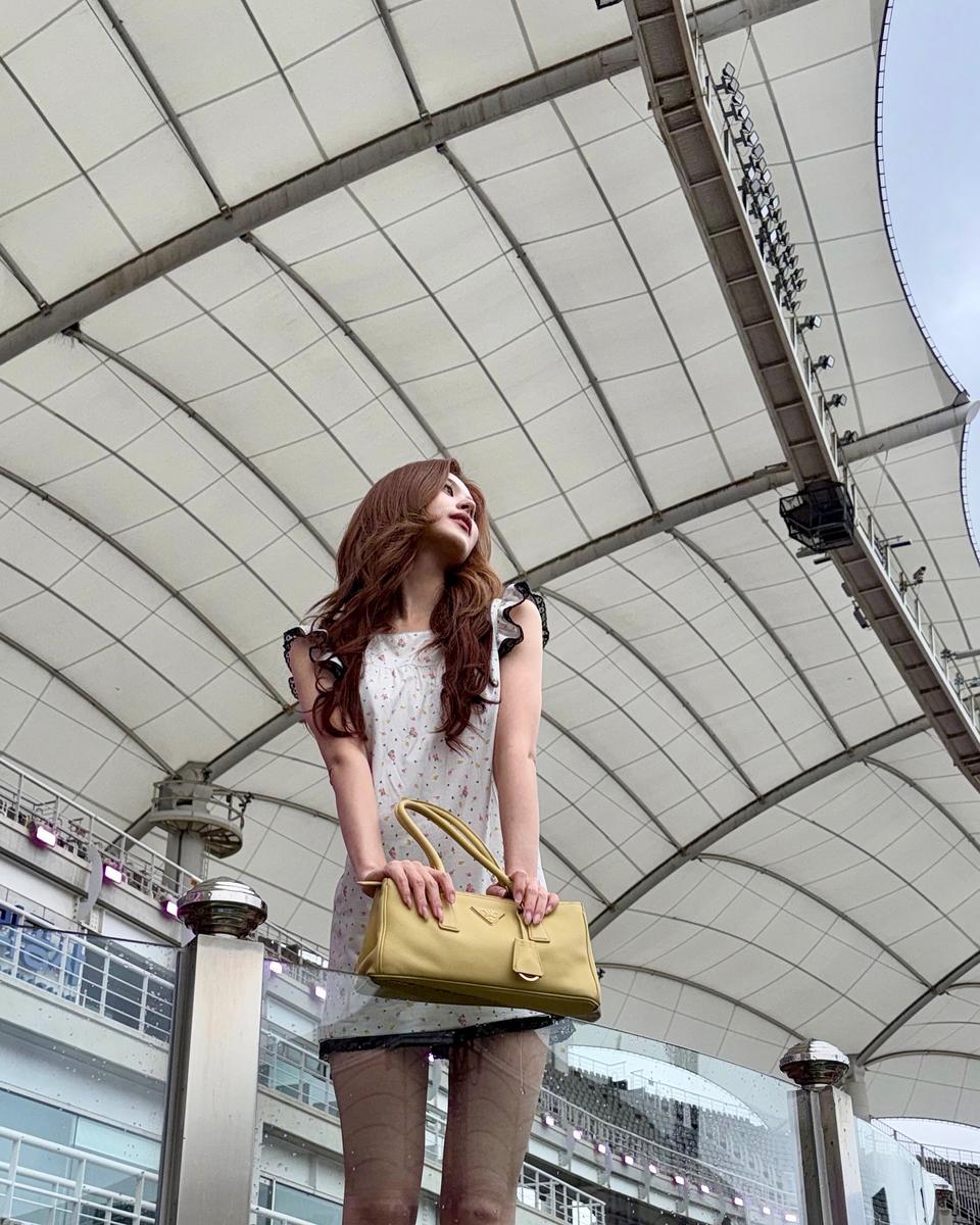 사나 봄빛 머금은 시선”…트와이스 사나, 프라다 백과 함께한 도심의 여유 - 임도현 기자 - 톱스타뉴스 - 엔터/셀럽