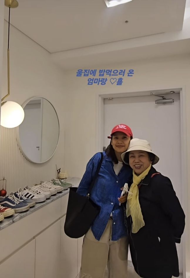 "닮은 눈빛에 흐른 온기"…<b>이효리</b>·모친, 나란히 서서 포근함→팬들 뭉...