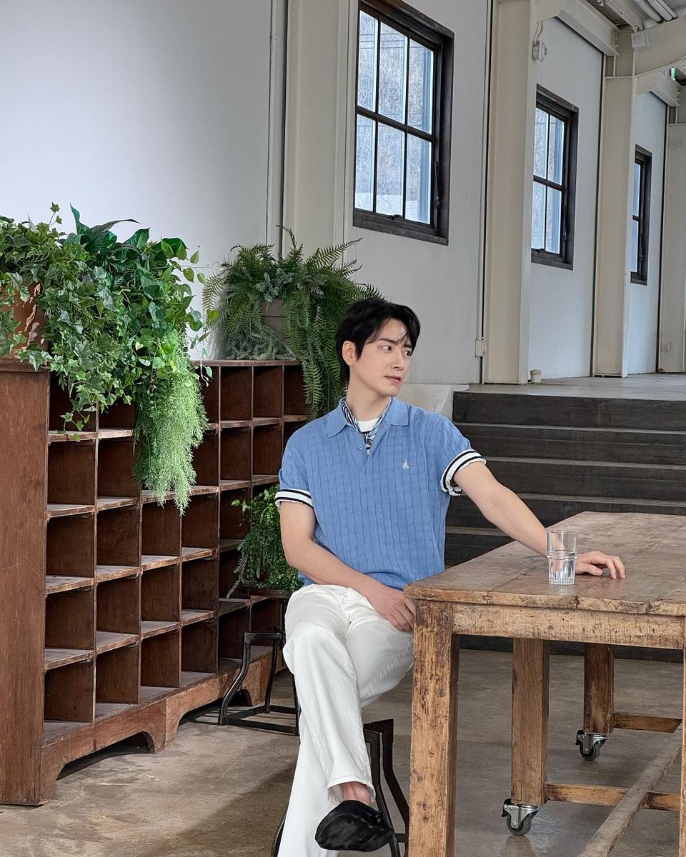 "청량한 푸른빛 스며들다"…<b>이준혁</b>, 시선 머문 창가→감성 압도