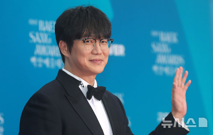 "환한 미소 뒤 긴장감"…<b>성시경</b>, '<b>백상</b>예술대상' 남자 <b>예능상</b> 순간→여...