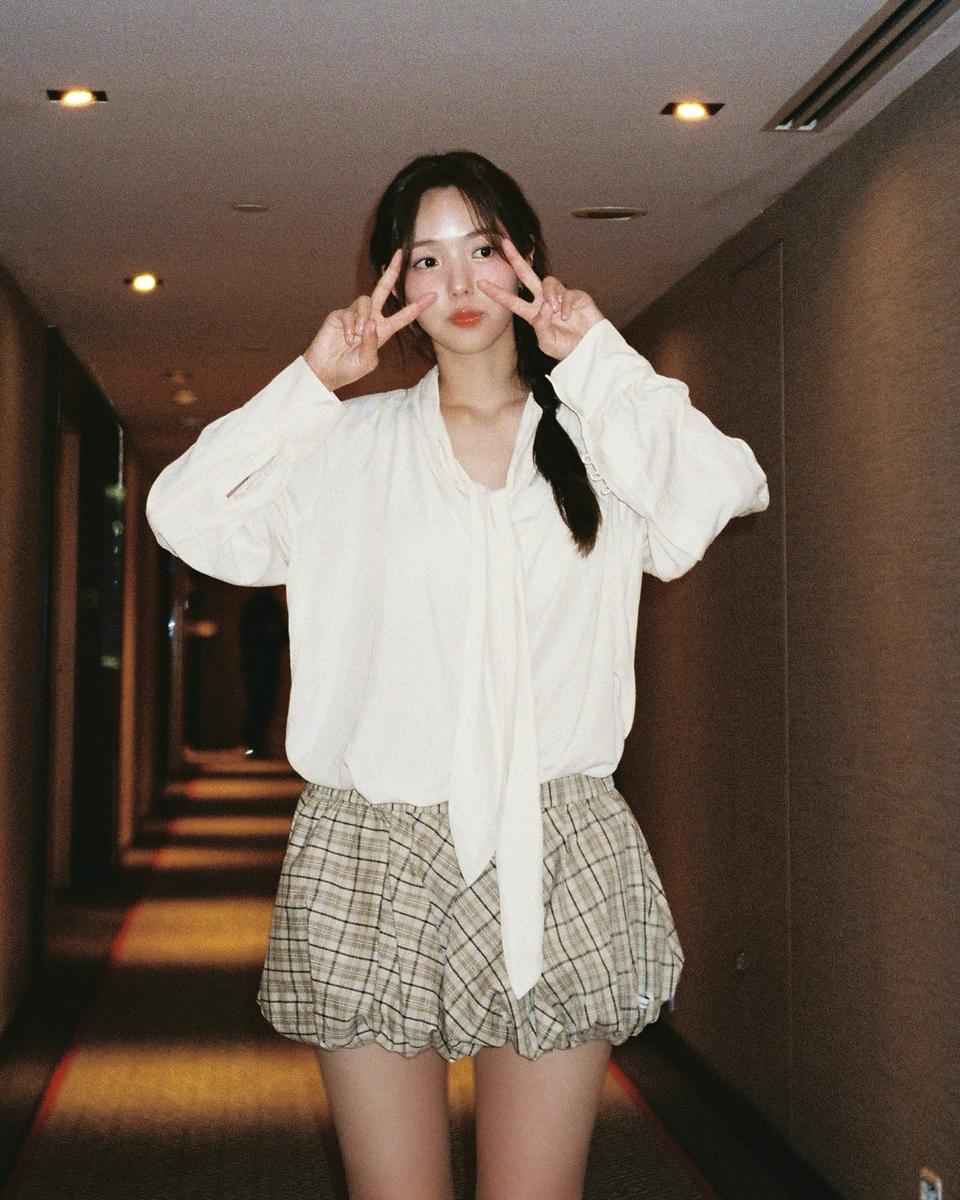 "내추럴 청순+애교 손짓"…<b>채수빈</b>, 복도 속 청량 미소→봄 감성 폭발