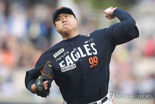 "왼쪽 <b>내전근</b> 이상"…<b>류현진</b>, 한화 1군 말소→로테이션 이탈