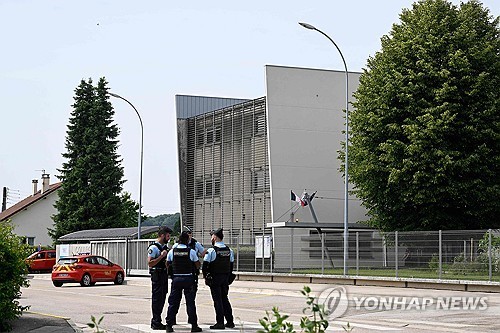 사건이 발생한 프랑스 동부 노장의 중학교 앞 / 연합뉴스