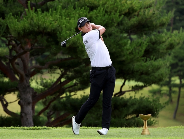 "6언더파 맹타"…<b>신용구</b>, KPGA <b>선수권</b> 2R <b>선두</b>→3타 차 단독 1위