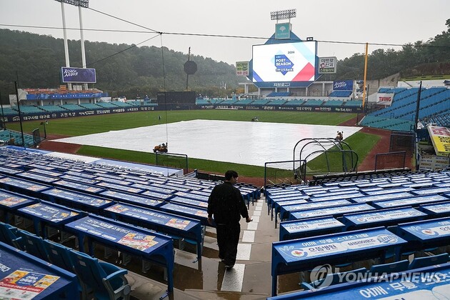 "폭우로 경기 중단"…<b>삼성</b>-<b>한화</b>·NC-롯데전 <b>우천 취소</b>→재편성 예정