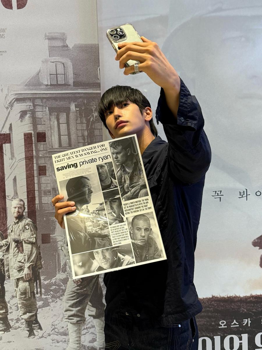 육준서 영화관 앞 사진