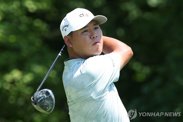 "이글 퍼트 환호"…<b>김시우</b>, <b>존디어 클래식</b> 2R 맹타→공동 7위 도약