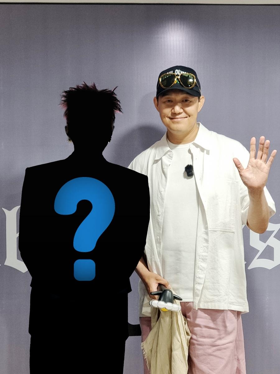 "<b>박성웅</b> 유튜브에 <b>지드래곤</b> 뜬다"…'유딱날' 실루엣 투샷→팬들 촉각 곤...