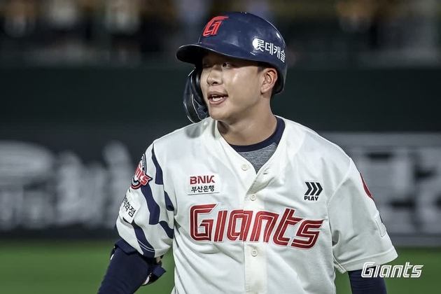 "연장 11회 끝내기 적시타"…이호준, <b>롯데 역전승</b> 견인하며 3위 수성