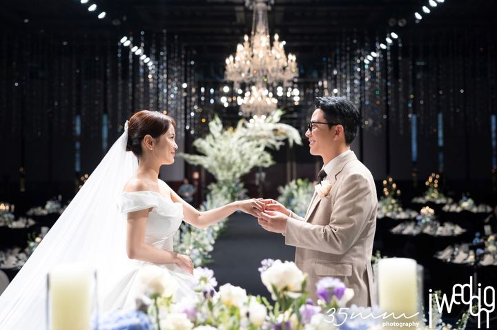 “웃음으로 시작한 약속”…김준호·김지민, 결혼식 사진 속 유쾌한 순간→연예계 축하 물결 / 아이패밀리에스씨