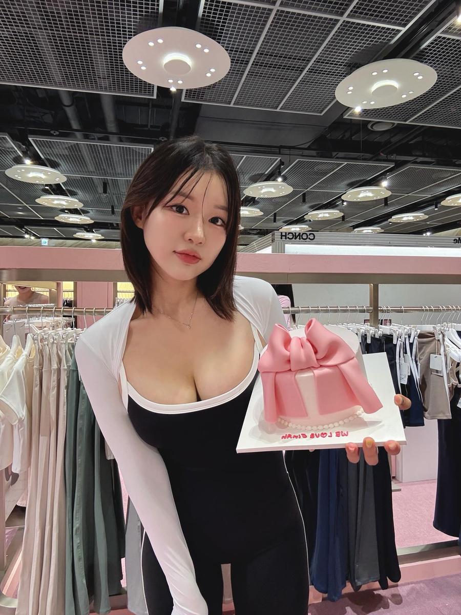 "분홍빛 시그니처와 함께"...김진아, 뜨거운 여름→감동의 팝업 순간 - 뉴스 썸네일 이미지