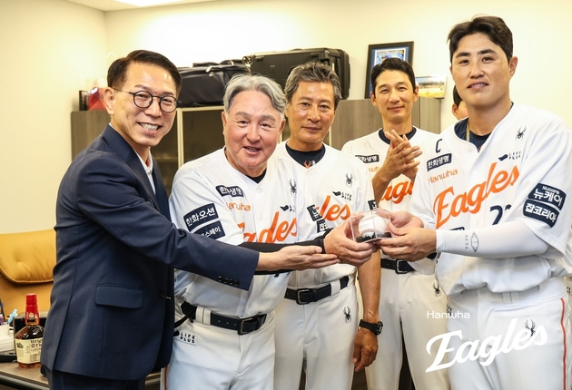 "한화 사령탑 <b>100승</b>"…<b>김경문 감독</b>, 삼성전 5-0 승리로 대기록