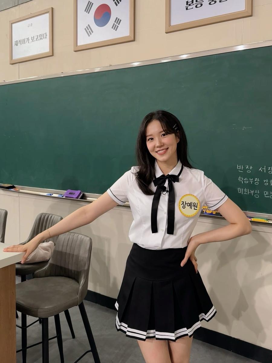 교실 콘셉트 화보 속 장예원