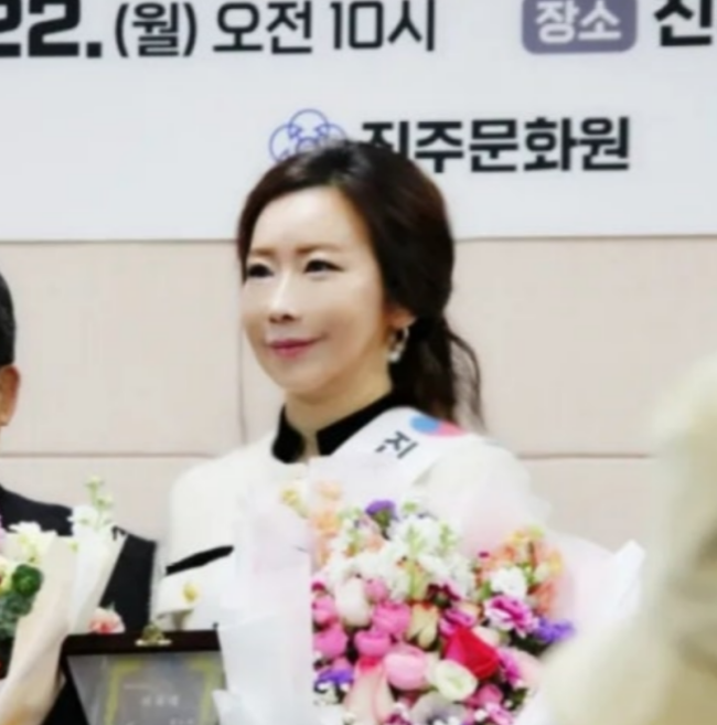 행사 사회 중인 김수진