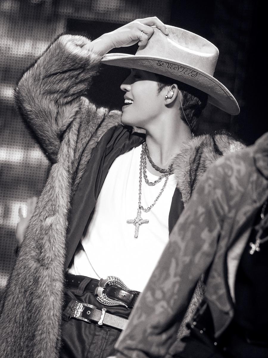 "모자 끝에 담긴 여유"...에스쿱스, 가을 무대 위→압도적 존재감 - 뉴스 썸네일 이미지