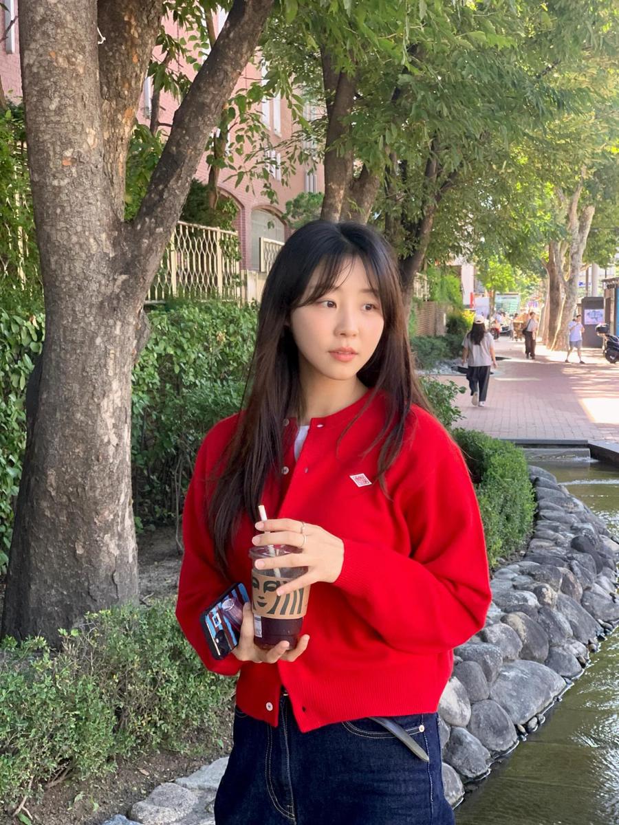 "가을에 물든 시선"...송서린, 붉은 니트 속 고요→청량 가을 산책 - 뉴스 썸네일 이미지