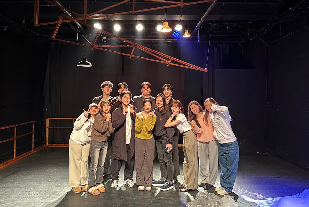 “무대에 선 새로운 얼굴”…판타지보이즈 김우석, ‘낭만은 신기루’ 첫 연기 도전→관객 앞 성장 다짐 / 포켓돌스튜디오