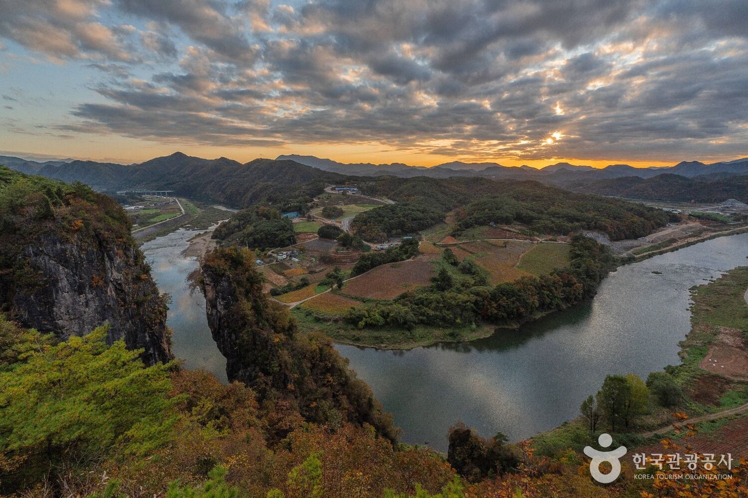 선돌 출처 : 한국관광공사 포토코리아 