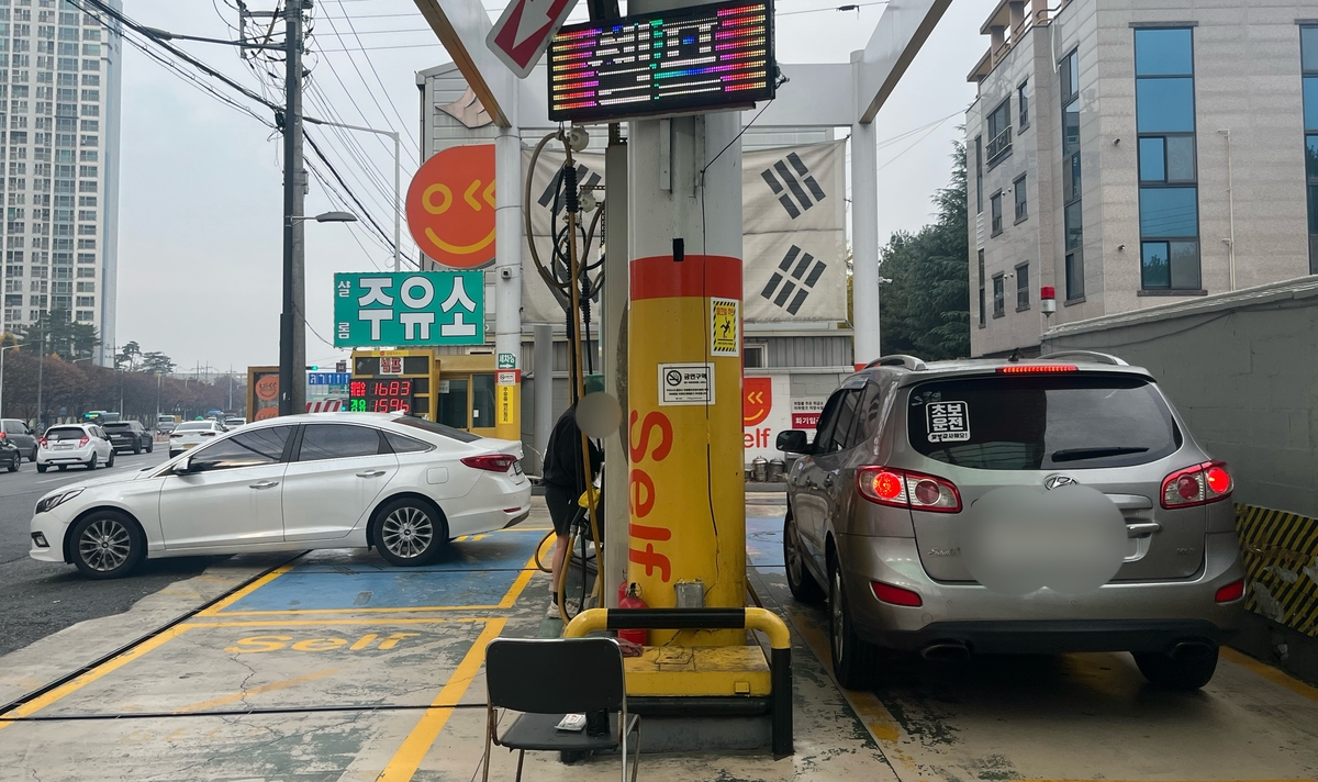 대구 휘발유 가격 1천722.58원…알뜰주유소에 차량 행렬 이어져