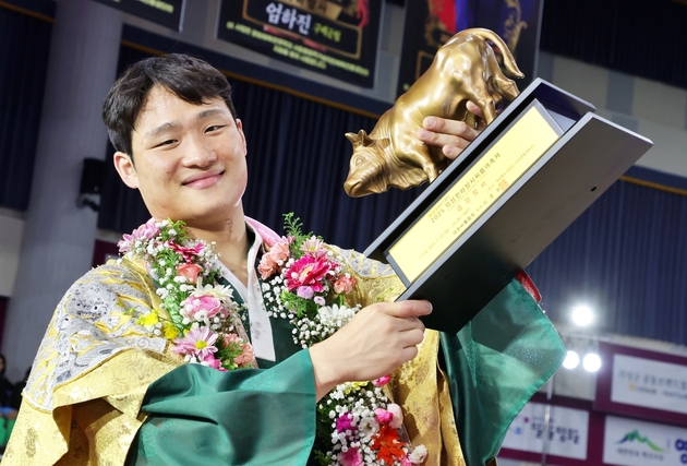 “3-1 장사결정전 제압”…김기수, 금강장사 통산 10번째 정상 / 연합뉴스