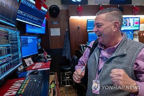 뉴욕증시 3대 지수 강세…엔비디아·AMD 약세 속 AI 수혜주·다우 급등