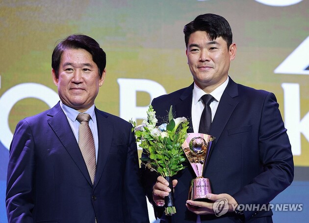 "효심 패스트볼"…노경은, 2년 연속 홀드왕에 아버지 향한 헌사 / 연합뉴스