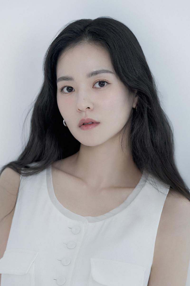 “사랑 앞에서 멈춘 딸 마음”…김윤혜, ‘아빠의 관을 들어줄 남자가 없다’로 승부 / 제이와이드컴퍼니