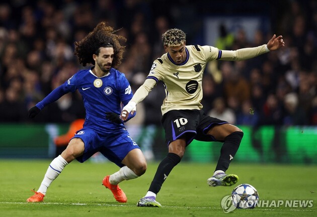 “쿠쿠레야 압박 유도”…첼시, 10명 바르셀로나 3-0 완파 / 연합뉴스
